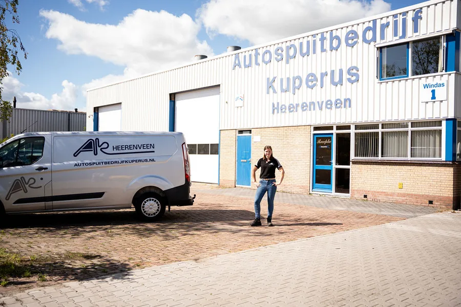 Medewerker van Autospuitbedrijf Kuperus bij de bedrijfsbus