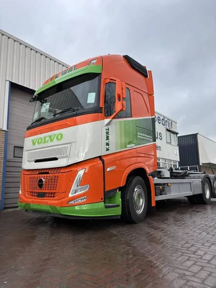 Volvo cabine met belettering, vooraanzicht