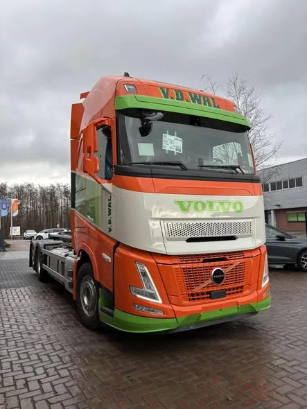 Detail van de belettering op de Volvo cabine